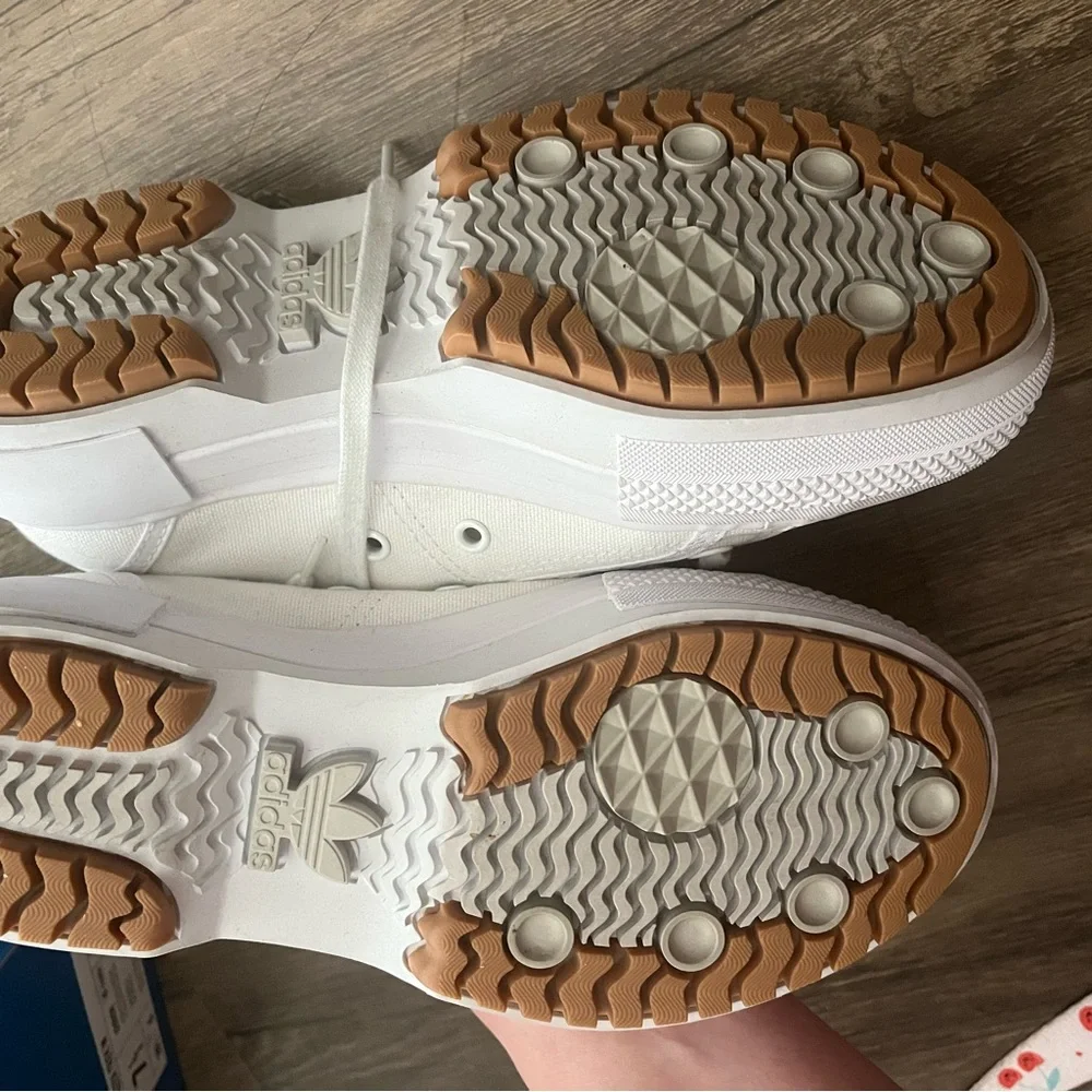 Adidas Nizza Trek in White 7.5 - Picture 6 of 9